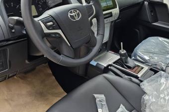 Toyota Prado TXL 2023 authentique automatique 4 cylindres essence Dmarrage bouton toit Ouvrant Camra de recul Full parking sensors 3 banquettes 7 places 3 crans Androi