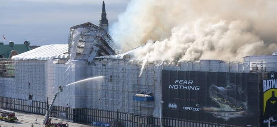 Infos congo - Actualités Congo - mediacongo L’ancienne Bourse de Copenhague ravagée par les flammes; 400 ans d’histoire en fumée