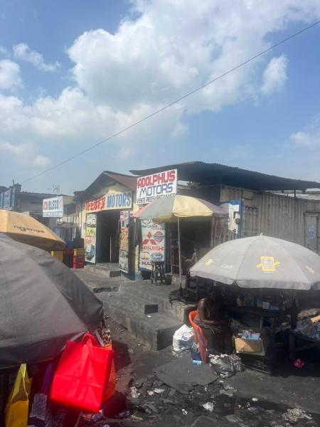 MAGNIFIQUE PARCELLE AVEC PLUSIEURS LOCAUX DE COMMERCE SITUES SUR LA ROUTE DE GAMBELA SUR LE MACADAM A VENDRE 