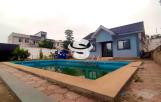 Villa à vendre avec piscine non loin d'okapi 20msur20 à 280000 dollars à discuter légèrement contenant une maison de 2 ch