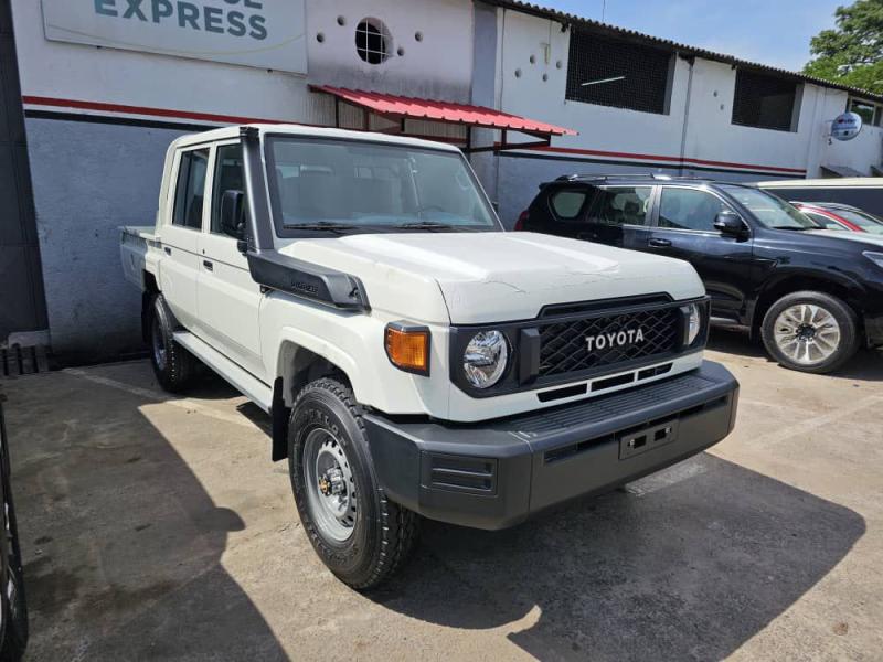 Land Cruiser double cabine Serie 79  Annee  2024 Brand new  full option   00 KM  Manuel diesel  6 cylindre  Full lock  4 x 4  Intrieur Cuire  5 cles Prix 82.000 