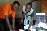 Brackley Cassinga: l’électronicien autodidacte qui recycle des déchets et éclaire Bukavu