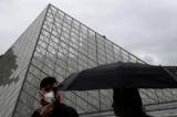 Coronavirus : De faux policiers français escroquent des Chinois qui portent des masques
