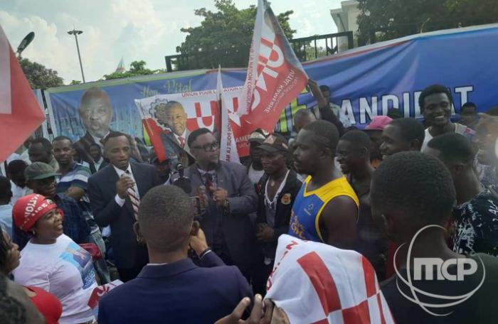 Info Congo - Actualité Congo -  - -Des militants de partis politiques prennent d'assaut le Palais du peuple