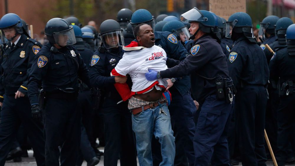 USA : la mort de George Floyd requalifiée en "meurtre", les 4 policiers  inculpés