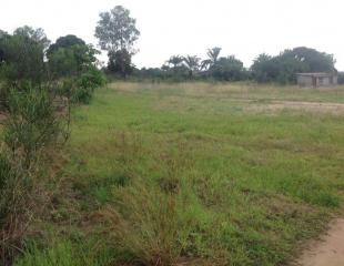 Vaste terrain à vendre avec courant et eau disponible à Mbeseke nouvelle cité