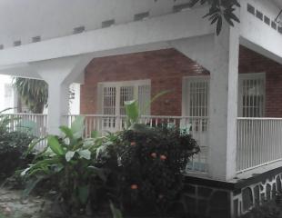 Villa de 1600 m2 à GB