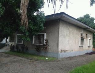 Parcelle à vendre avec grande maison basse