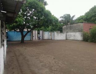 Parcelle clôturé avec bâtiment faisant usage d'une école, mise en vente (en deux parties ou en entier) à mpasa 1, arrêt terre jaune. Contact: +243817699634