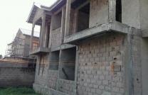 Parcelle avec maison R+1 en chantier, mise en vente pour une urgence, à mont ngafula quartier Mbudi, référence terrain de foot. Contact: +243817699634 mediacongo