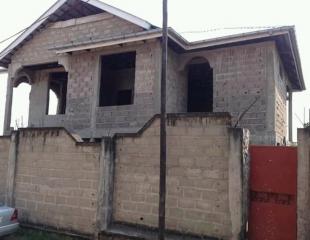 Parcelle avec maison R+1 en chantier, mise en vente pour une urgence, à mont ngafula quartier Mbudi, référence terrain de foot. Contact: +243817699634