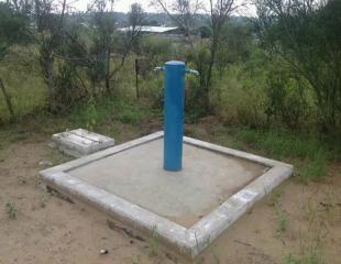 Vaste terrain de 3200m2 mis en vente, contenant une mise en valeur avec eau et électricité disponible à Mbenseke nouvelle cité. Contact: +243817699634