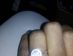 BAGUE EN OR BLANC À VENDRE Or blanc agrémenté de diamant 4 gramme d'or et 040 carat diamant. contact: +243817699634