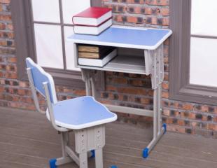 Chaises et tables scolaires