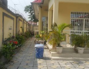 PARCELLE AVEC MAISON MISE EN VENTE localisation: Kinshasa/Rdc Commune: Ngaliema Quartier:Gb Référence: shoprite
