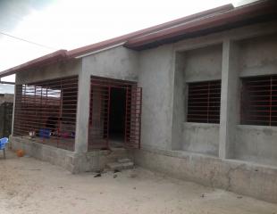 PARCELLE À VENDRE AVEC MAISON EN_CHANTIER Localisation: Kinshasa Rdc COMMUNE: Mont ngafula Quartier: Sans fil Référence: En vrac (côté droit en venant de upn)