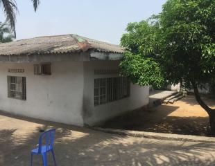 PARCELLE AVEC GRANDE MAISON BASSE MISE EN VENTE (sur la voie principale) Localisation: Kinshasa/Rdc Commune: Ngaliema Référence: de l’école (arrêt moyo)