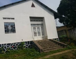 PARCELLE AVEC MAISON MISE EN VENTE Localisation: Kinshasa/Rdc Commune: Ngaliema Quartier: Upn Référence: Arrêt top top