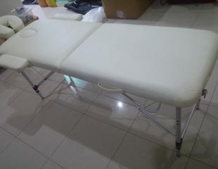 LAPTOP HP ET TABLE DE MASSAGES