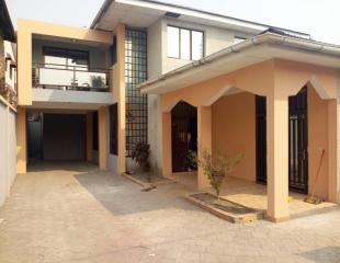 PARCELLE AVEC MAISON R+1 MISE EN LOCATION Localisation: Kinshasa/Rdc Commune: Lingwala Quartier: Beau vent