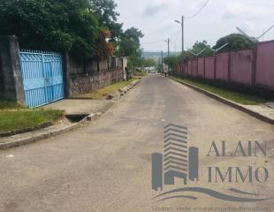 VENTE. PARCELLE DE 900m2 AVEC BÂTISSE À LA CITÉ MAMAN MOBUTU
