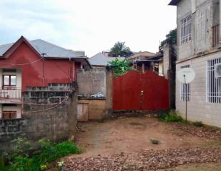 VENTE. PROPRIÉTÉ DE 487m2 AVEC VUE IMPRENABLE SUR LE FLEUVE CONGO SUR MATADI-SOYO Localisation: Kongo central/Rdc Ville: Matadi Commune: Matadi Quartier: Soyo
