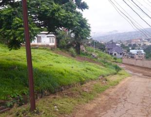 VENTE. TERRAIN DE 2618m2 SUR MATADI/OEBK AVEC VUE SUR LE FLEUVE CONGO Localisation: Kongo central/Rdc Ville: Matadi Commune: Matadi Quartier: O.E.B.K