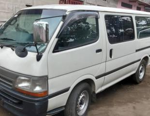 Mini bus heace et Ford Mustang