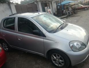 Toyota yaris semi-automatique 3800$ à débattre