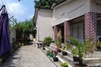 Parcelle sur route okapi 25msur30  270000 dollars  discuter