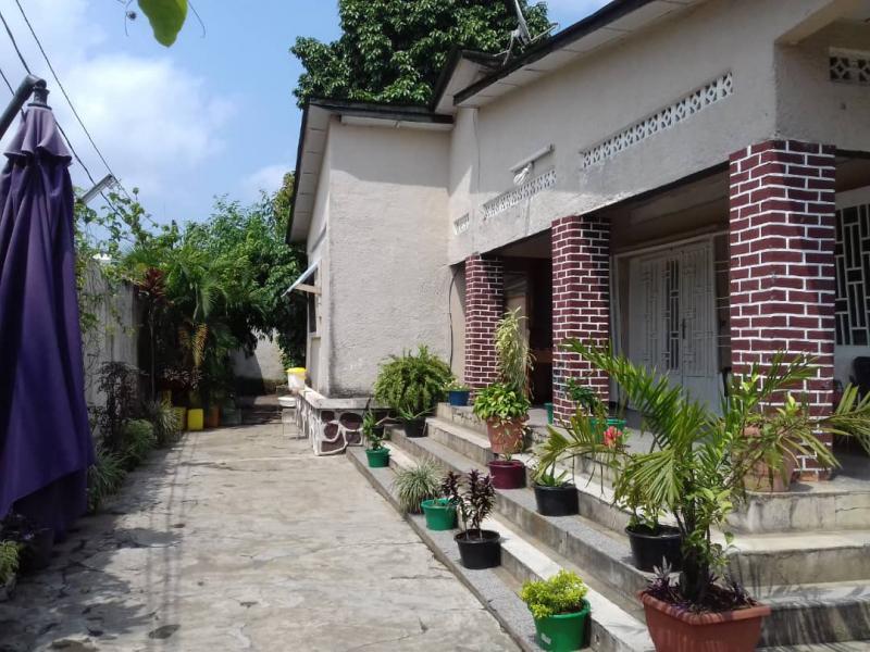 Parcelle sur route okapi 25msur30  270000 dollars  discuter