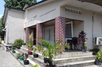 Parcelle sur route okapi 25msur30  270000 dollars  discuter