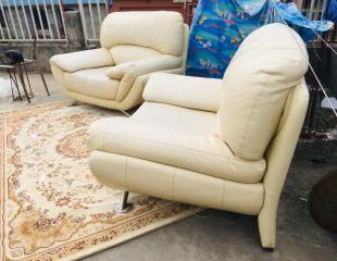DUBAÏ !!! Fauteuils en cuire, couleur beige...