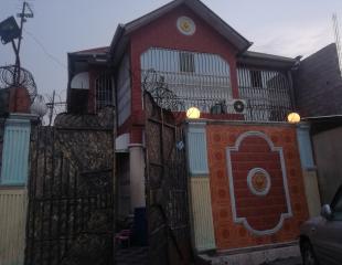 FLAT HÔTEL À VENDRE DANS LA COMMUNE DE NGIRI NGIRI 200.000$ à débattre