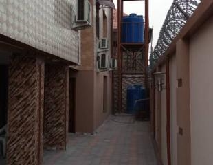 LOCATION: 1 APPARTEMENT DE 3 CHAMBRES ET 2 BOUTIQUES FLAMBANT NEUFS SUR KINSHASA-KASAVUBU (dans la périphérie de rond point force)