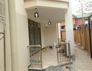 LOCATION : BEL APPARTEMENT DE 2 CHAMBRES NEUF SUR KINSHASA-GB (3 familles)