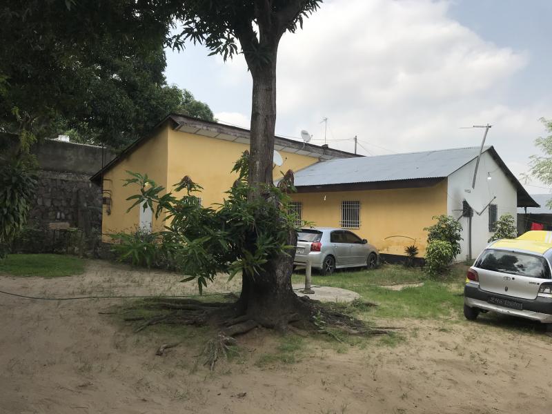 VENTE PARCELLE DE 945m2 AVEC VILLA TYPE MAMAN MOBUTU SUR KINSHASAMONT NGAFULA cit maman mobutu