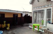 Parcelle de 15msur25 avec une maison de 3 ch et 3 annexe de 1ch à Gramalic/ ozone 200000 dollars à discuter mediacongo