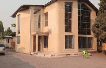 Parcelle de 30msur40 à vendre à Mimosas 450000 dollars à discuter avec une maison de 4ch mediacongo