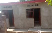 10msur25 à vendre à Mac campagne avec 2 maisons de 3ch et 1 autre de 2 ch, 150000 dollars à discuter légèrement mediacongo