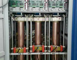 Régulateur de tension triphasé de 350 KVA