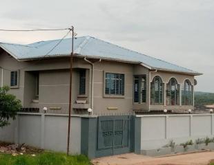 Villa à étage (R+1) Mbudi, 22msur25m 320.000$