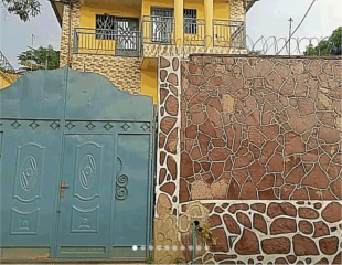 Maison en étage R+1 à Brikin (Ngaliema) 10sur20m 80.000$