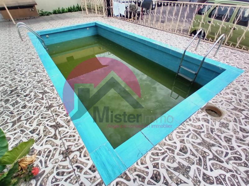 Mise en vente dune belle villa de 450m ayant un magnifique btiment de R1 dote dune piscine. Situe  Ngaliema BasokoGB