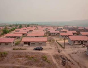 Terrains vides et maisons dans la Cité Écologique de Kinshasa