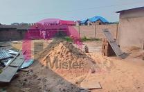 Mise en vente d'une parcelle clôturée avec portail,y compris une annexe. Située à Kintambo, près du centre ville mediacongo