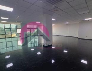 Mise en location des magnifiques plateaux identiques pour bureau de 590m², dans un immeuble moderne. Situés à Gombe