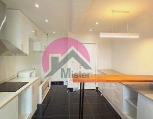Mise en vente d'un magnifique appartement totalement rénové de 143m². Situé à Gombe, périphérie de la Gare Centrale