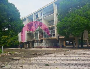 Mise en vente d'un magnifique domaine privé de 2.200m², doté d'un superbe bâtiment de R+3 type colonial construit en matériaux durables. Situé à Gombe, rive gauche