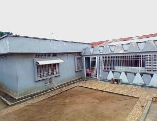 Mise en vente d'un domaine privé de 500m², doté d'une maison basse des 5 Chambres, y compris 2 annexes studios. Situé à Ngaliema, Binza-Delvaux